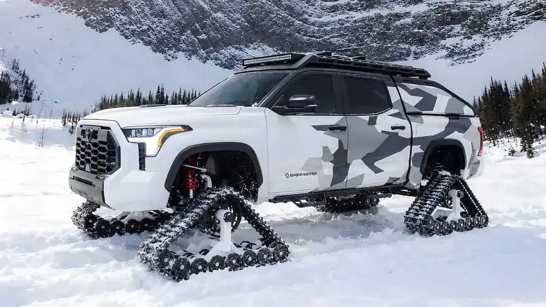 پیکاپ تویوتا تاندرا اسنوهانتر (Toyota Tundra Snowhunter) با زنجیرهای مخصوص برف‌نوردی در محیط کوهستانی
