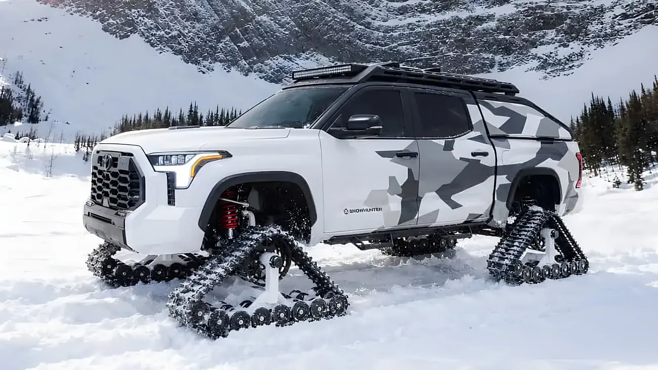 پیکاپ تویوتا تاندرا اسنوهانتر (Toyota Tundra Snowhunter) با زنجیرهای مخصوص برف‌نوردی در محیط کوهستانی