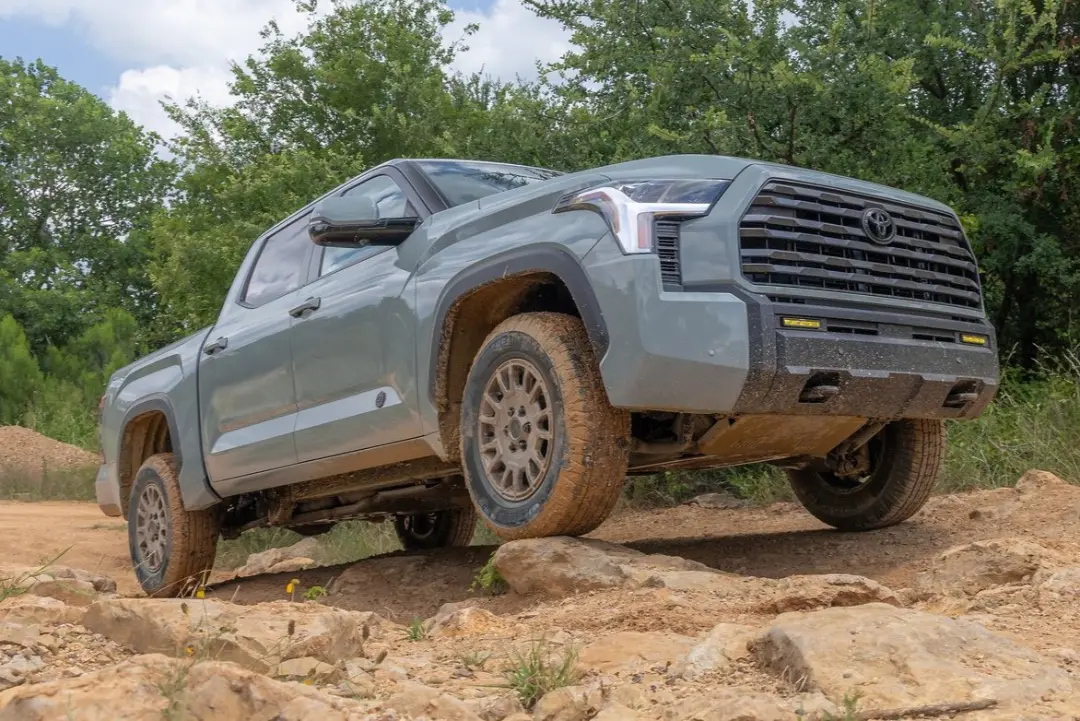 پیکاپ تویوتا توندرا تریل هانتر (Toyota Tundra Trail Hunter) در حال حرکت در مسیر خاکی