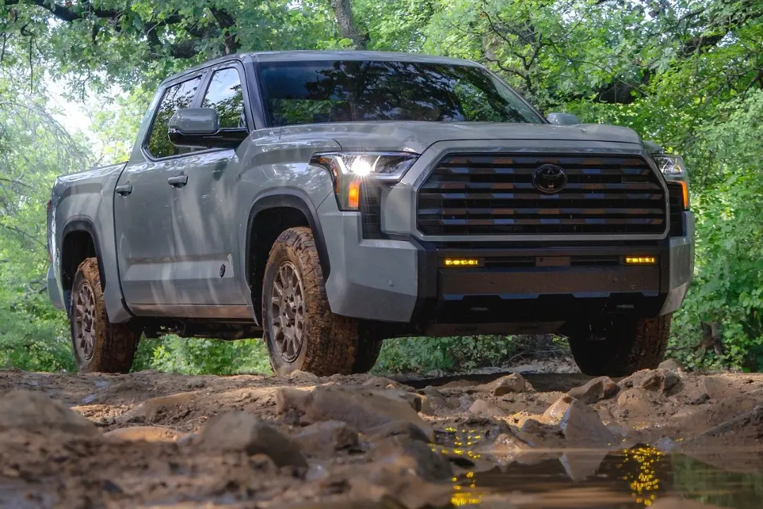 تویوتا توندرا (Toyota Tundra) تریل هانتر در مسیر خاکی و ناهموار