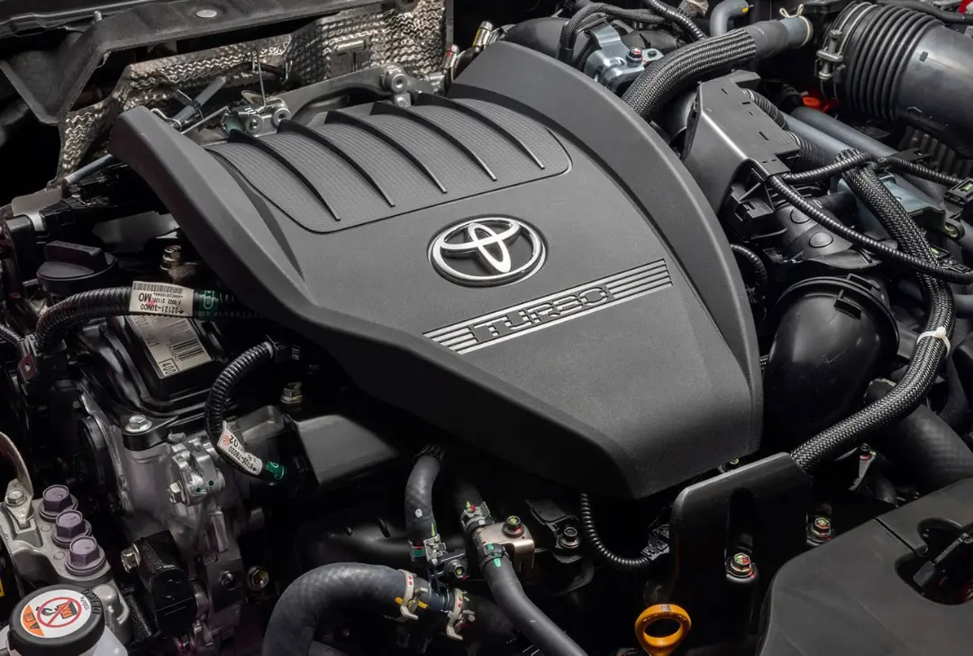 موتور توربو (Turbo) با نشان تویوتا (Toyota) در محفظه خودرو