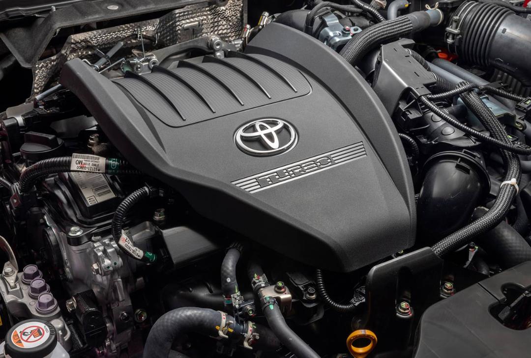 موتور توربو (Turbo) با نشان تویوتا (Toyota) در محفظه خودرو