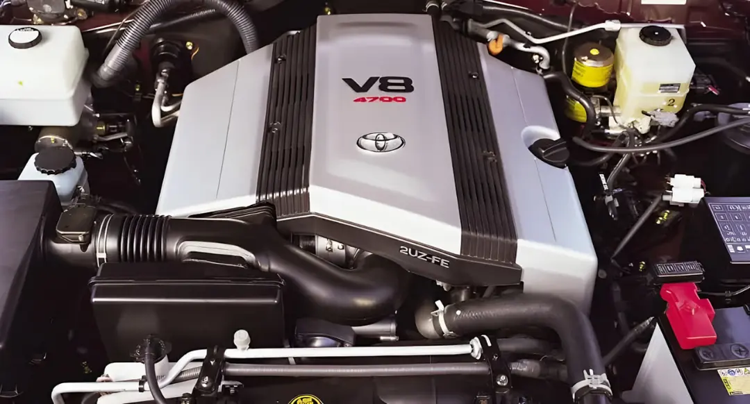 موتور V8 مدل 2UZ-FE تویوتا (Toyota) در محفظه موتور خودرو