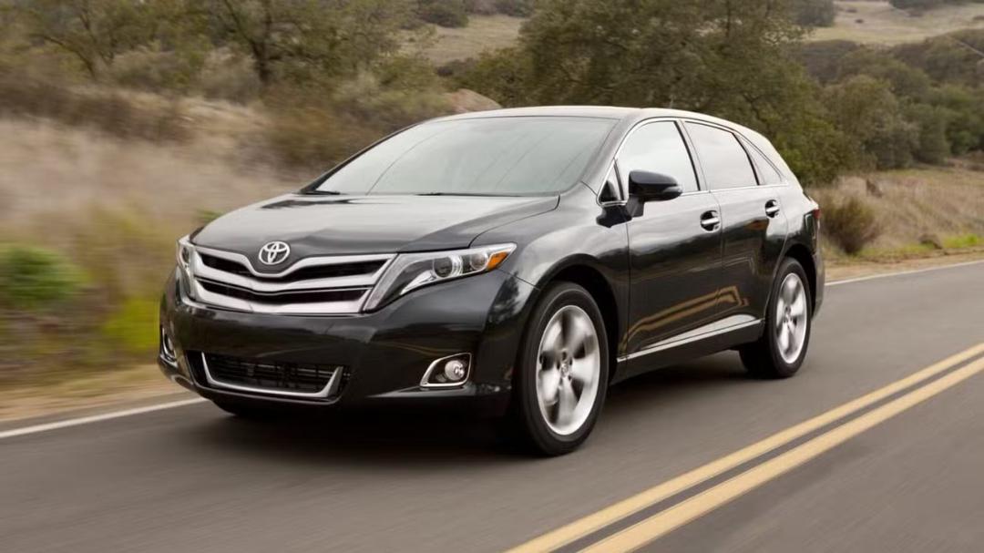 تویوتا ونزا (Toyota Venza) مشکی رنگ در حال حرکت در جاده