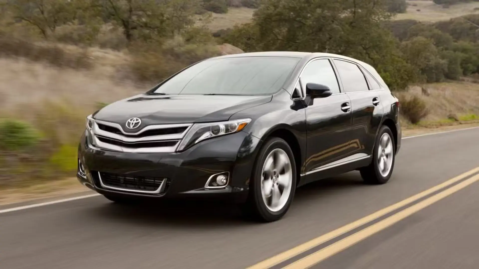 تویوتا ونزا (Toyota Venza) مشکی رنگ در حال حرکت در جاده