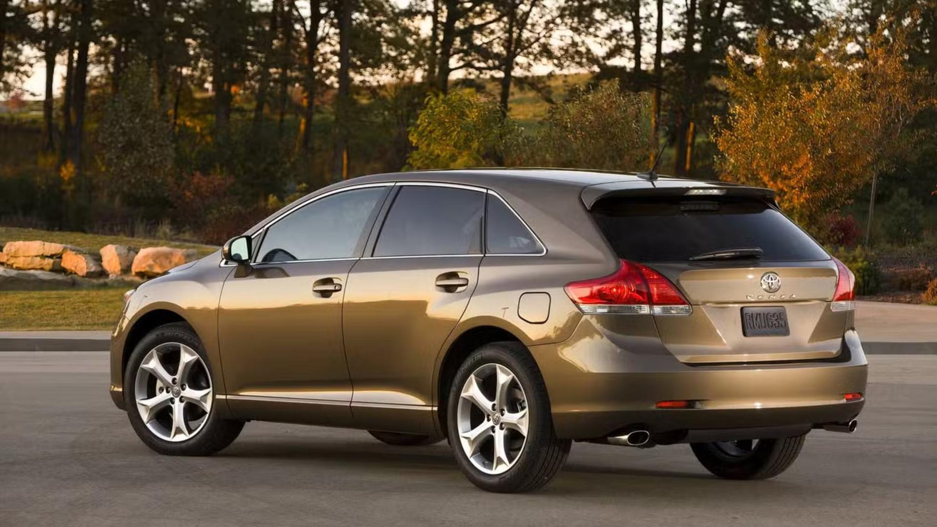 تویوتا ونزا (Toyota Venza) با رنگ قهوه‌ای در فضای باز
