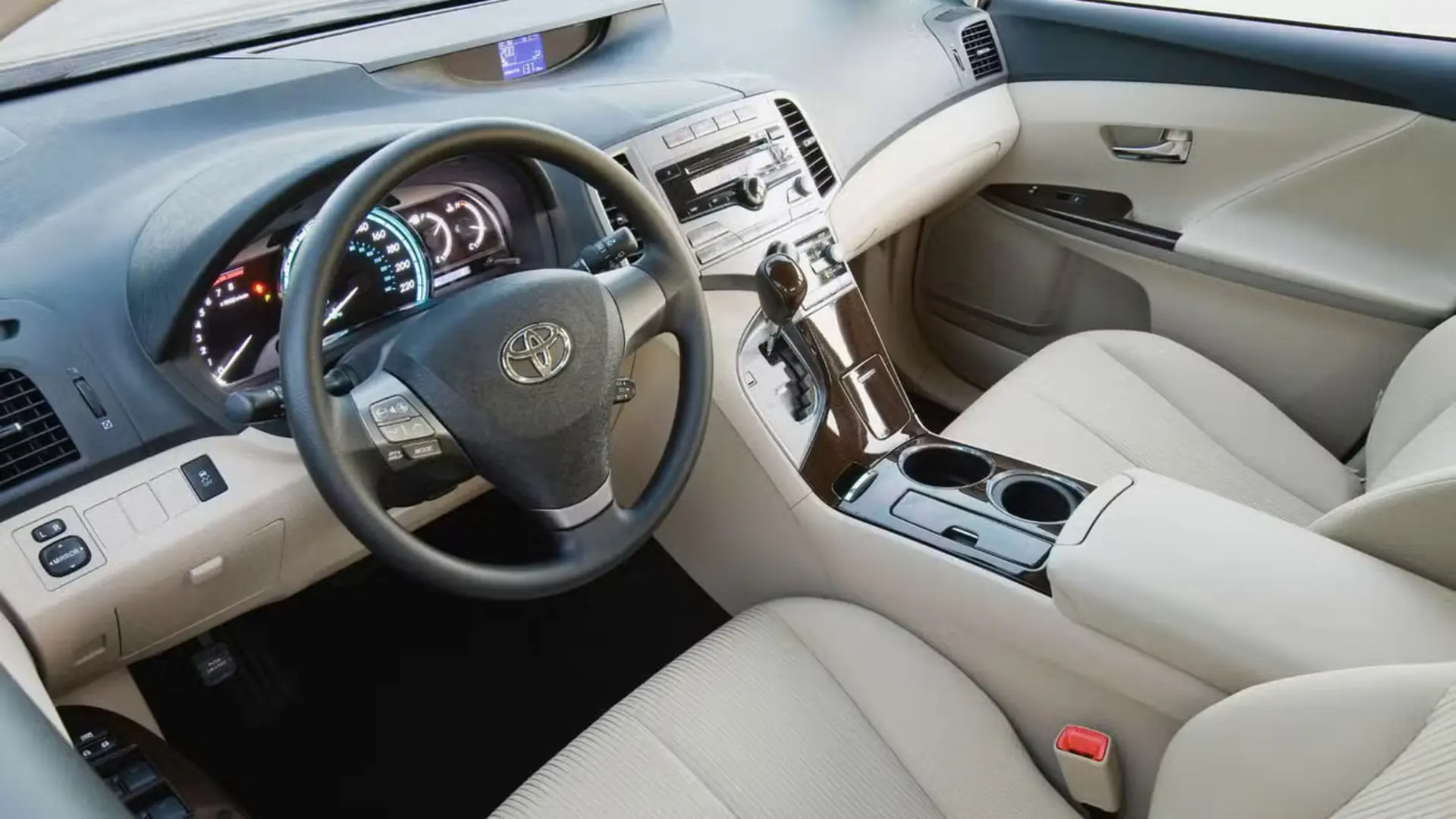 کابین داخلی خودروی تویوتا ونزا (Toyota Venza) با صندلی‌های کرم‌رنگ