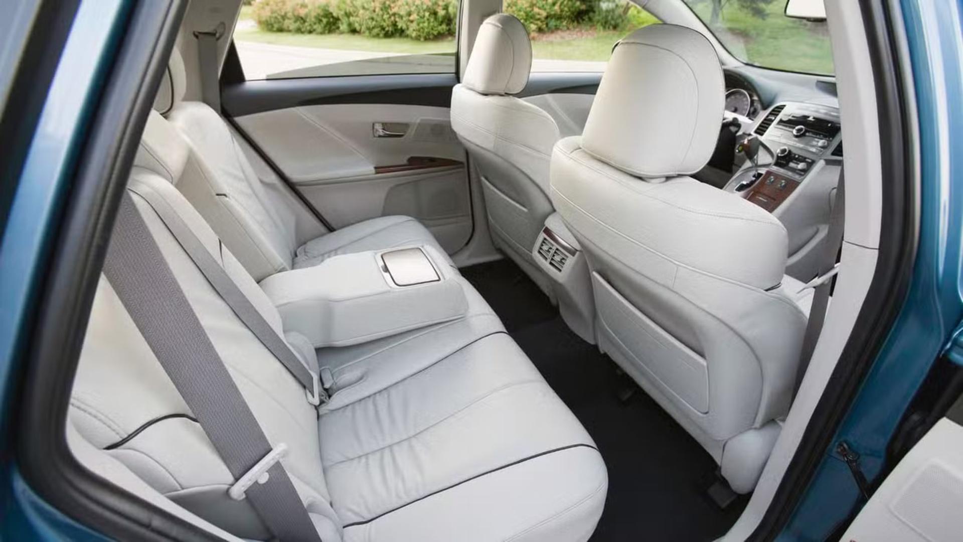 صندلی‌های چرمی سفید کابین خودروی تویوتا ونزا (Toyota Venza)