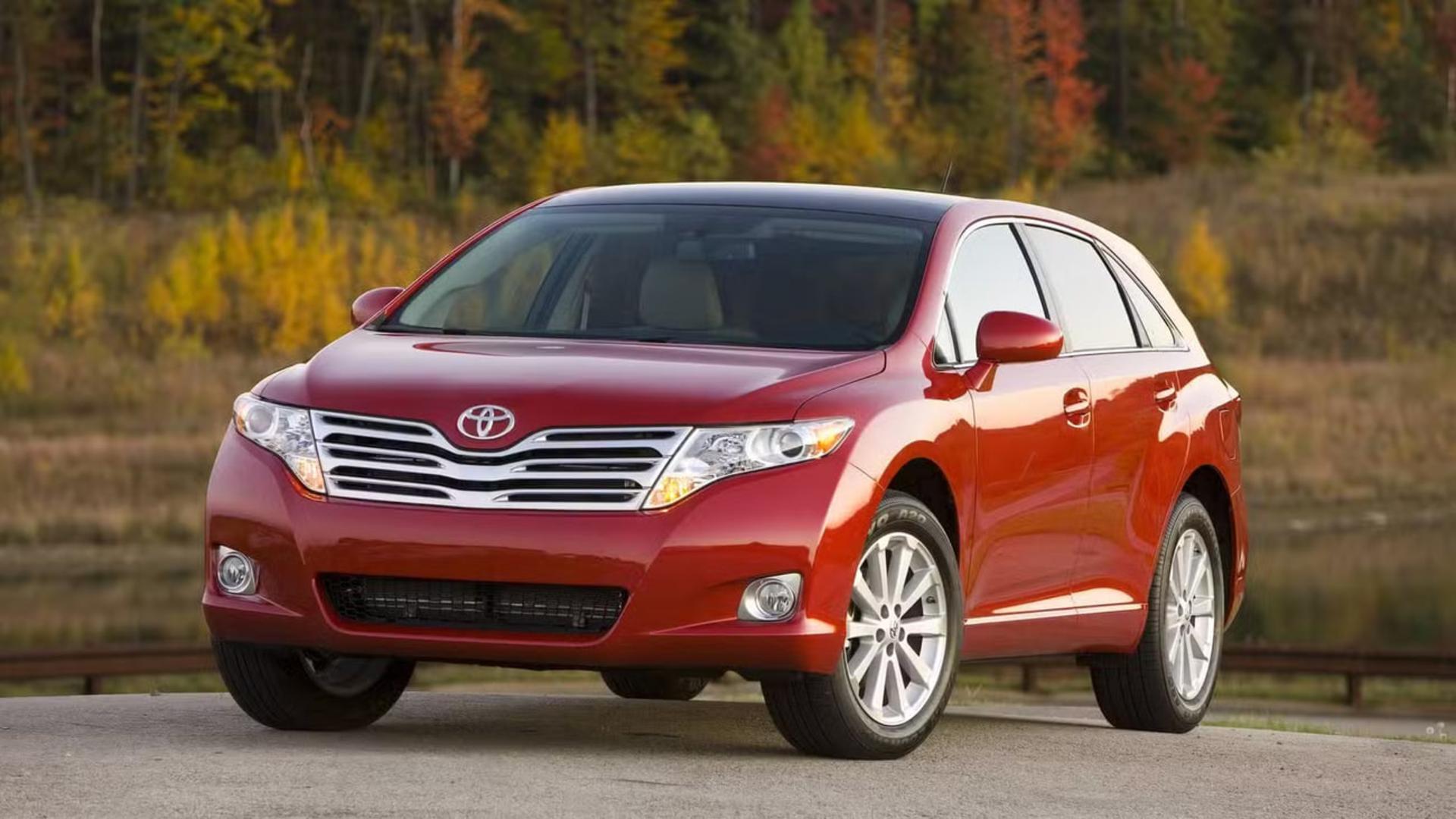 خودرو تویوتا ونزا (Toyota Venza) قرمز رنگ در طبیعت