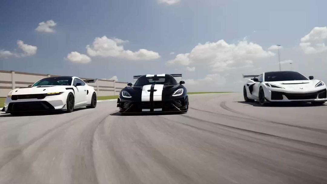خودروهای کوروت (Corvette) ZR1X، موستانگ (Mustang) GTD و وایپر (Viper) ACR در پیست مسابقه