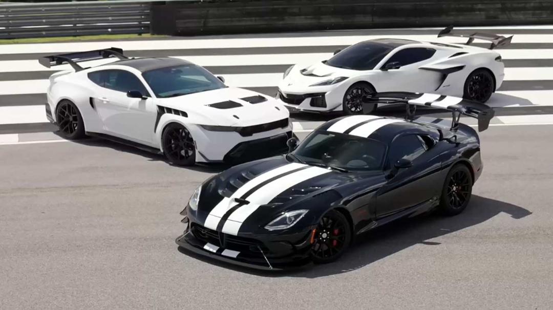 دوج وایپر (Dodge Viper) سیاه، فورد موستانگ GTD سفید و شورلت کوروت ZR1 در پیست مسابقه