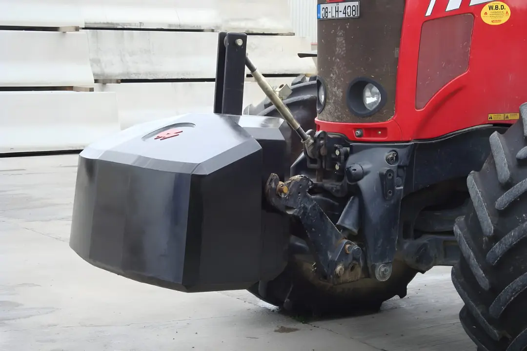 وزنه سنگین جلوی تراکتور (Tractor) برای حفظ تعادل در هنگام کار