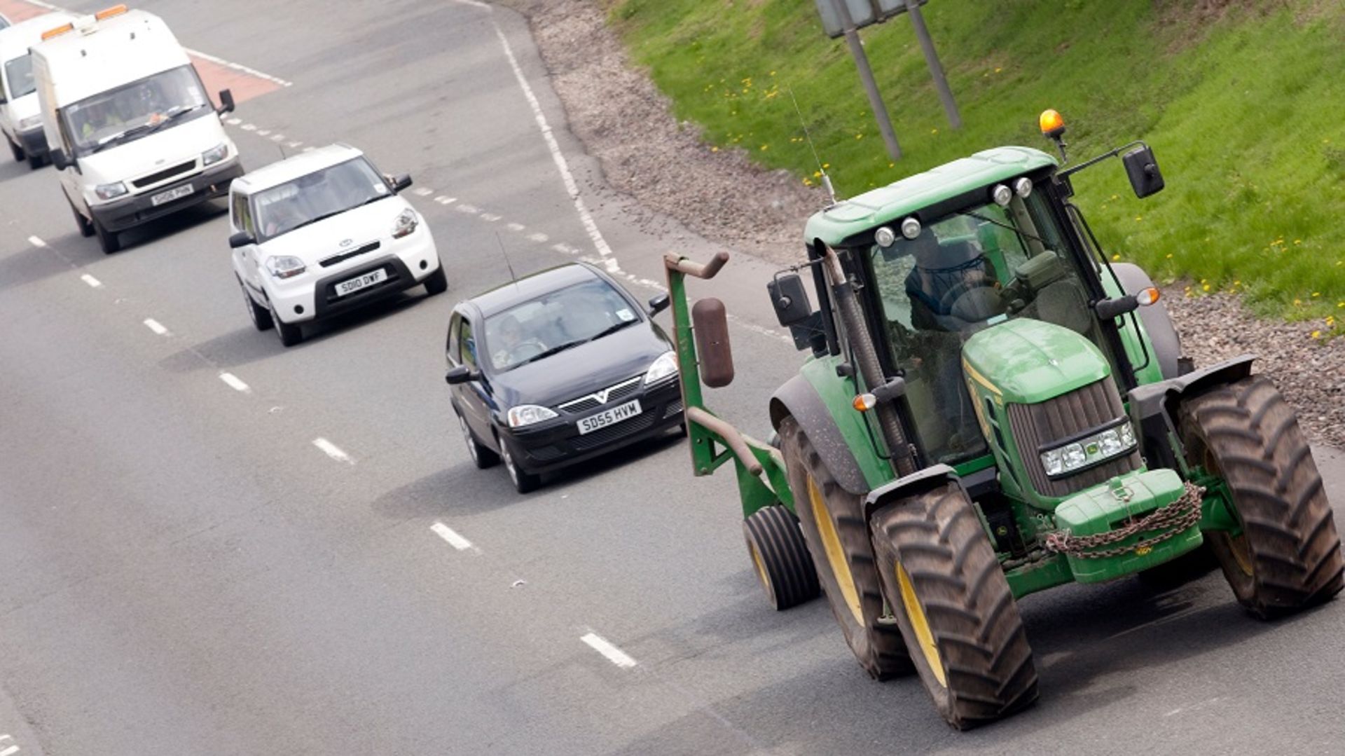 تراکتور در جاده