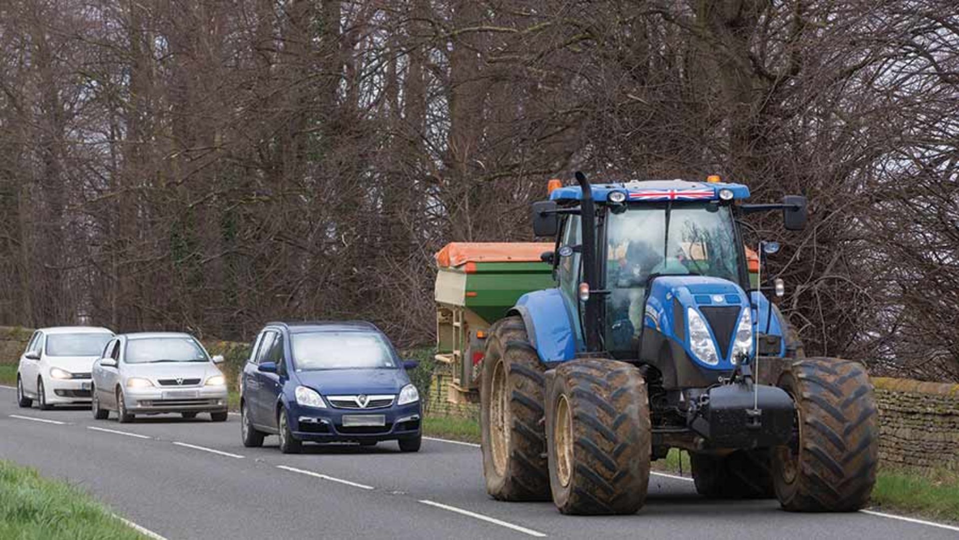 حرکت تراکتور در جاده