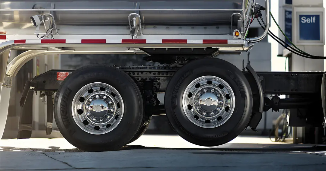 چرخ‌های کامیون تریلر با لاستیک‌های میشلن (Michelin) در حالت استراحت