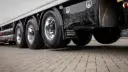 چرخ‌های تریلر حمل بار با برند Knapen (Knapen Trailers) روی زمین