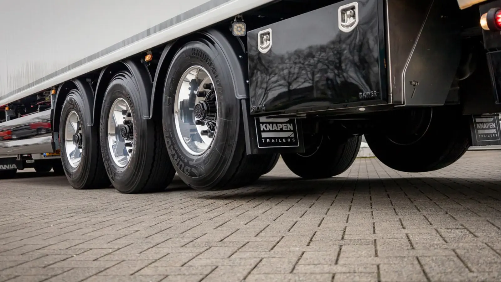 چرخ‌های تریلر حمل بار با برند Knapen (Knapen Trailers) روی زمین