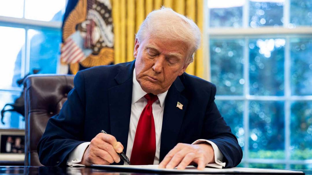 دونالد ترامپ (Donald Trump) در حال امضا کردن اسناد در دفتر کار