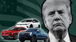 دونالد ترامپ (Donald Trump) در کنار خودروهای برقی و بنزینی با پس‌زمینه پرچم آمریکا