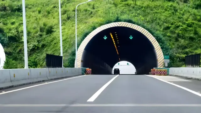 نورپردازی روشن‌تر ورودی تونل در مسیر جاده‌ای میان کوه‌ها