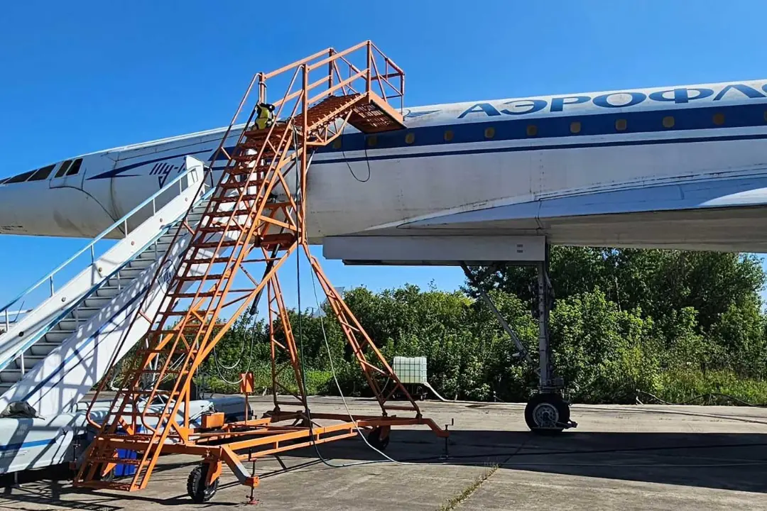 هواپیمای سوپرسونیک توپولوف (Tupolev Tu-144) در حال بازسازی در باند فرودگاه