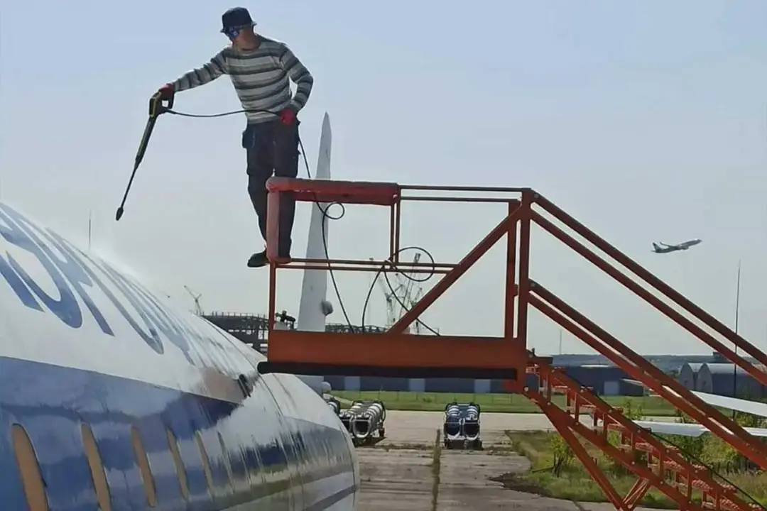بدنه هواپیمای سوپرسونیک توپولوف (Tupolev Tu-144) در حال شستشو با فشار آب