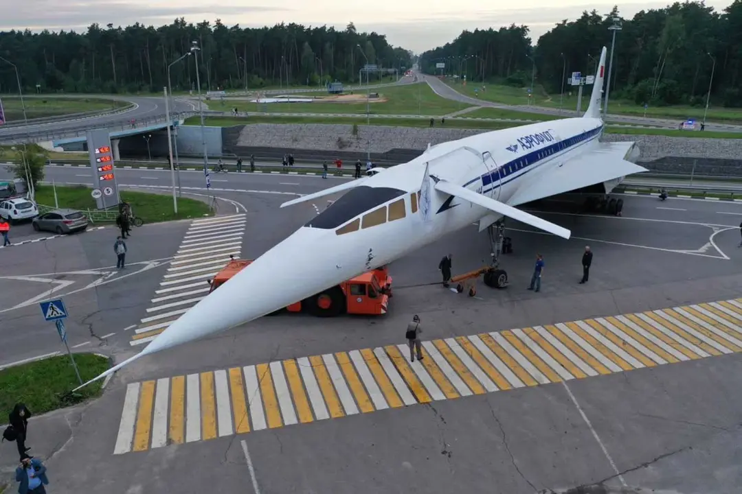 جت ماورای صوت توپولف (Tupolev Tu-144) سفید رنگ روی آسفالت