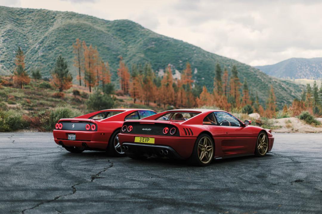 خودروهای فراری (Ferrari) مدل ۳۵۵ در جاده‌ای کوهستانی