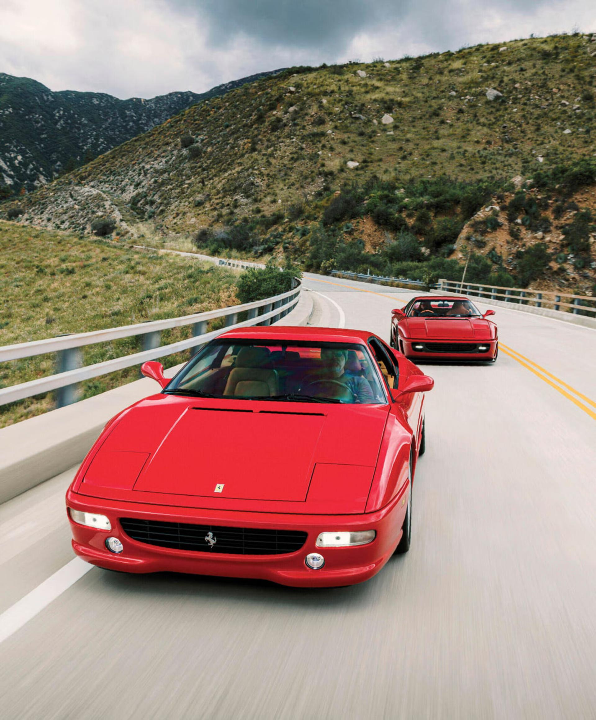 خودروهای فراری ۳۵۵ (Ferrari 355) قرمز در حال حرکت در جاده کوهستانی