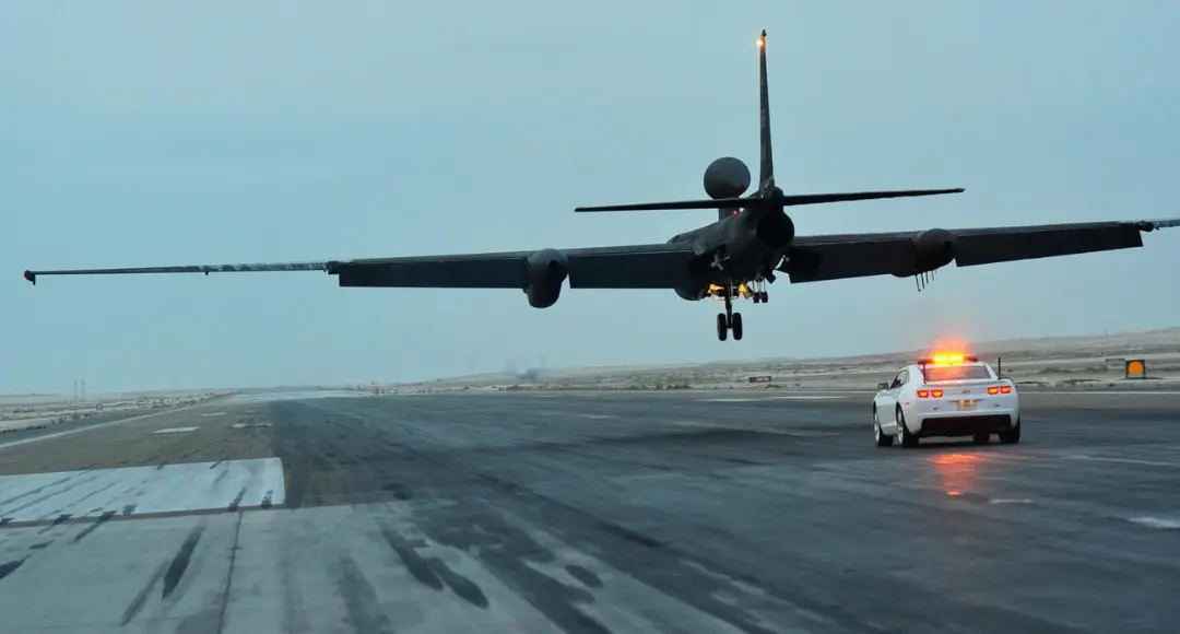 هواپیمای شناسایی یو-۲ (U-2 Dragon Lady) در حال فرود روی باند فرودگاه