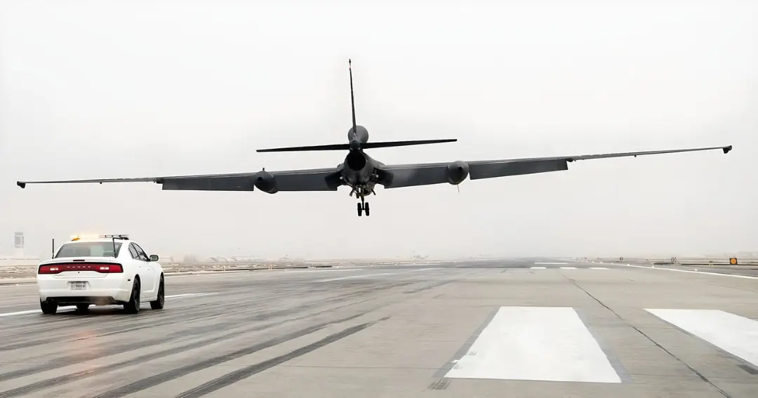 هواپیمای U-2 (Dragon Lady) در حال فرود روی باند در کنار خودروی تعقیب‌کننده
