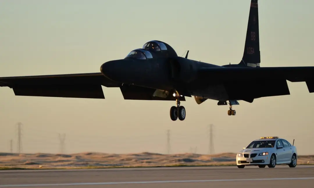 هواپیمای جاسوسی U-2 (Lockheed U-2) در حال فرود روی باند در کنار خودروی تعقیب‌کننده