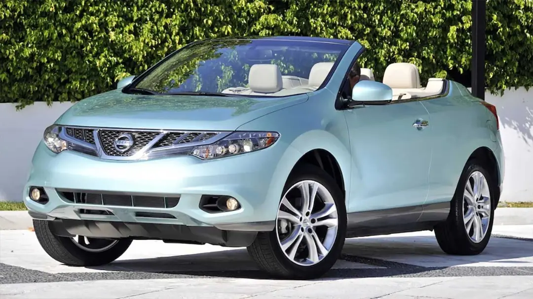 خودرو روباز نیسان مورانو (Nissan Murano) با رنگ آبی روشن در فضای باز