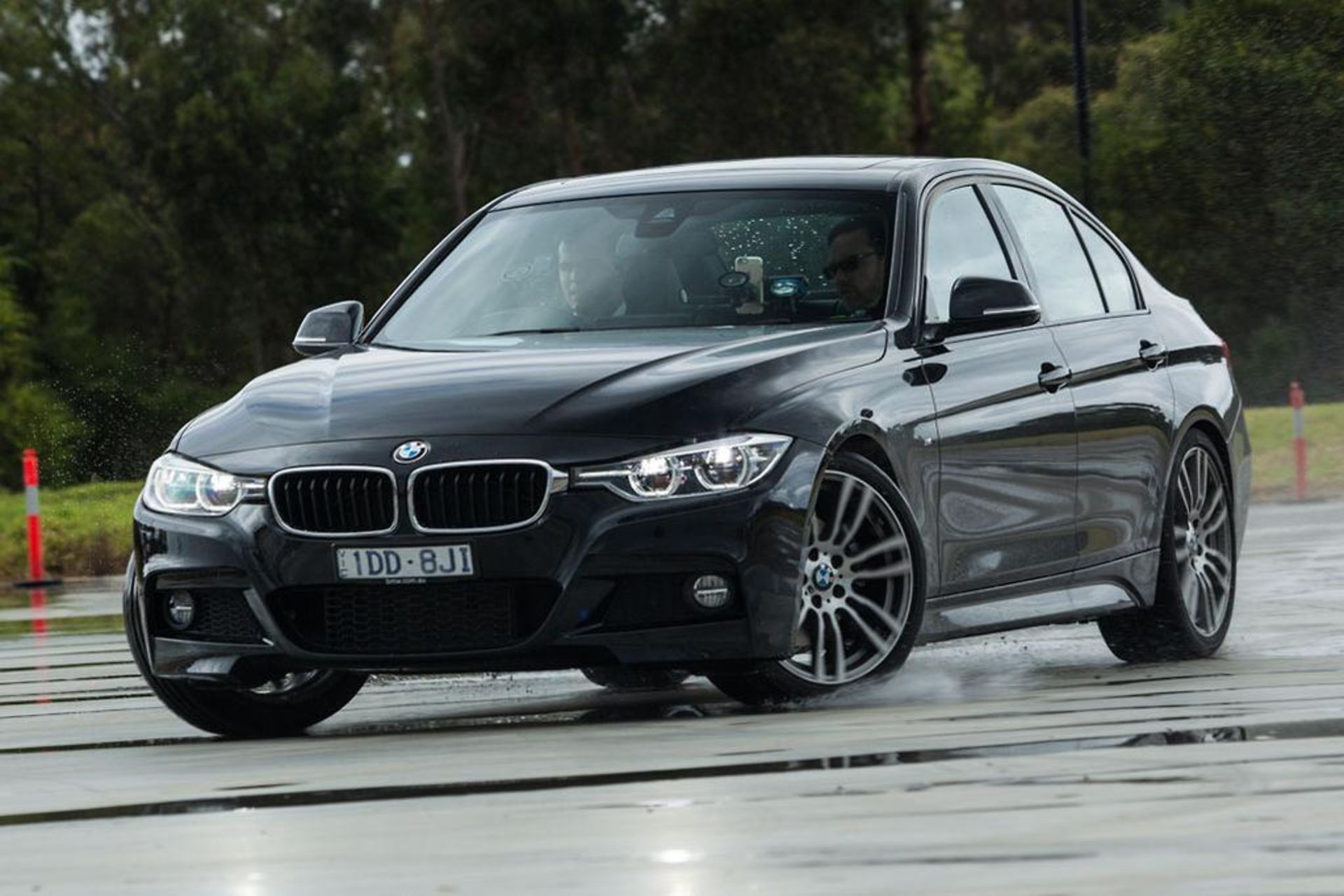 کنترل خودرو در پیچ