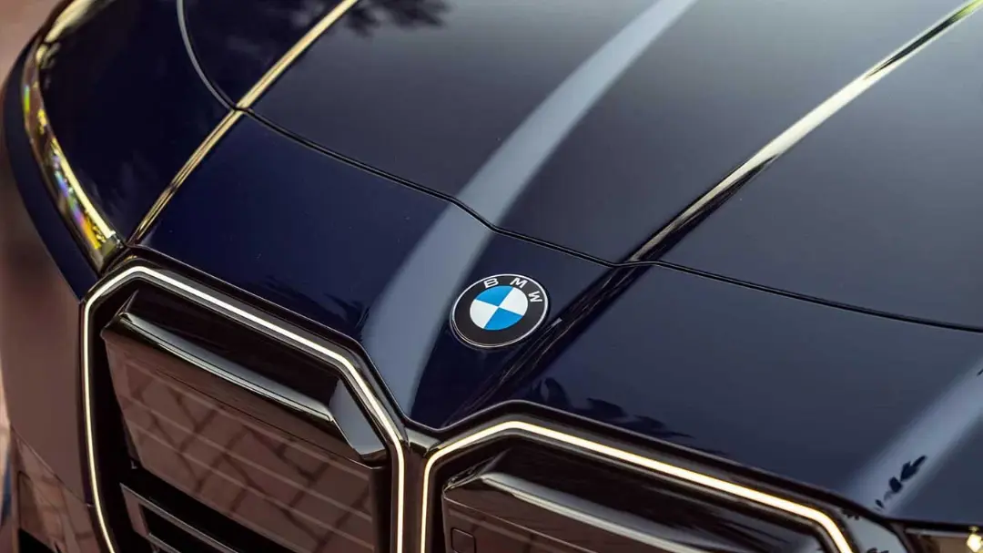 لوگوی برند بی‌ام‌و (BMW) روی کاپوت خودروی سری ۷
