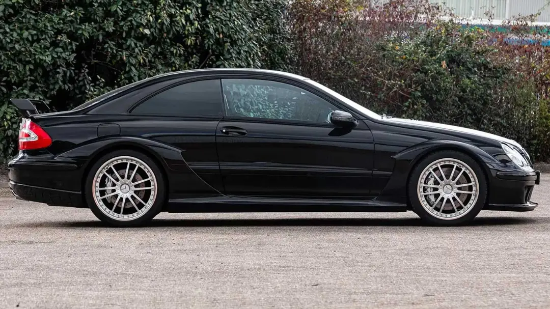 خودروی مرسدس بنز CLK DTM (Mercedes-Benz CLK DTM) سیاه با رینگ‌های نقره‌ای در نمای جانبی