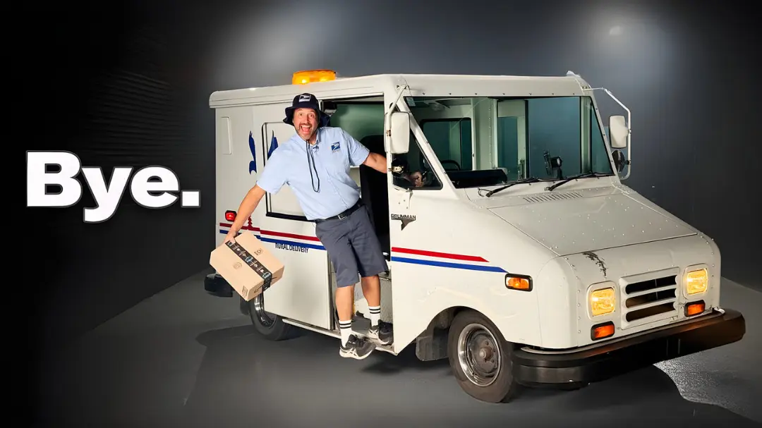 خودروی سفید پست آمریکا (USPS) با یک پستچی در کنار در باز