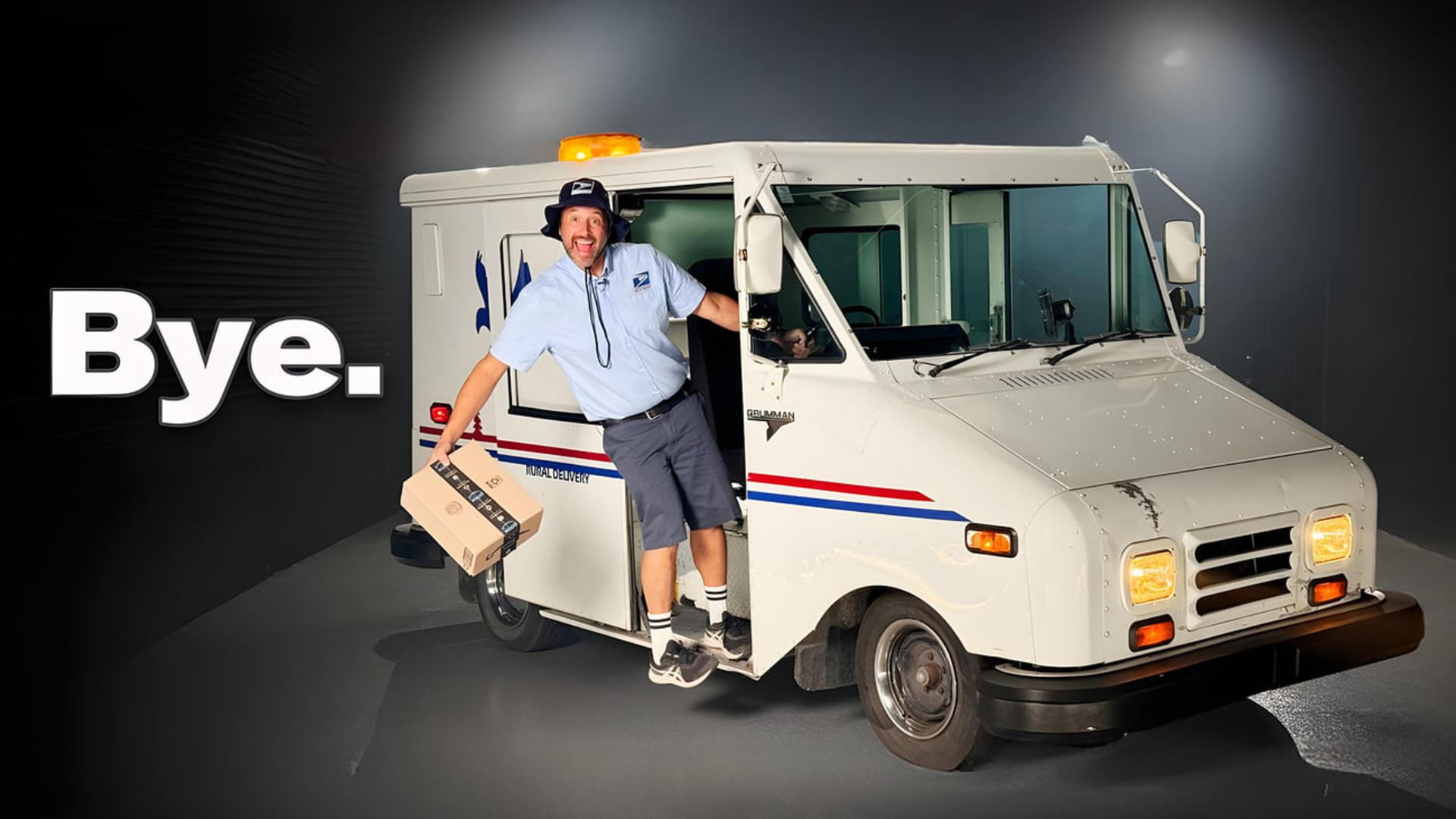 خودروی سفید پست آمریکا (USPS) با یک پستچی در کنار در باز