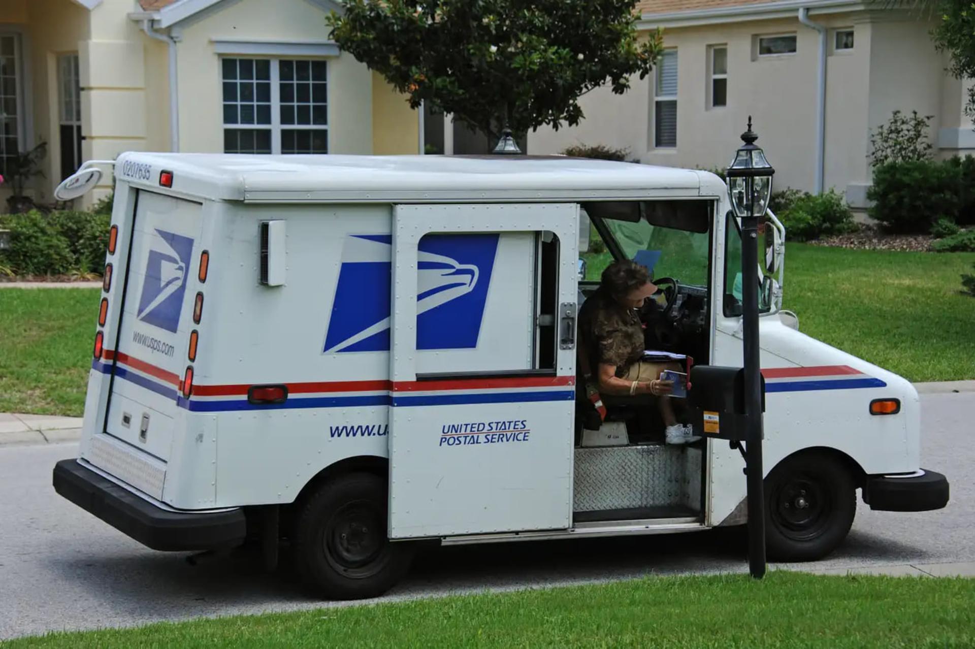 خودروی سفید پست ایالات متحده (United States Postal Service) در حال توقف در خیابان