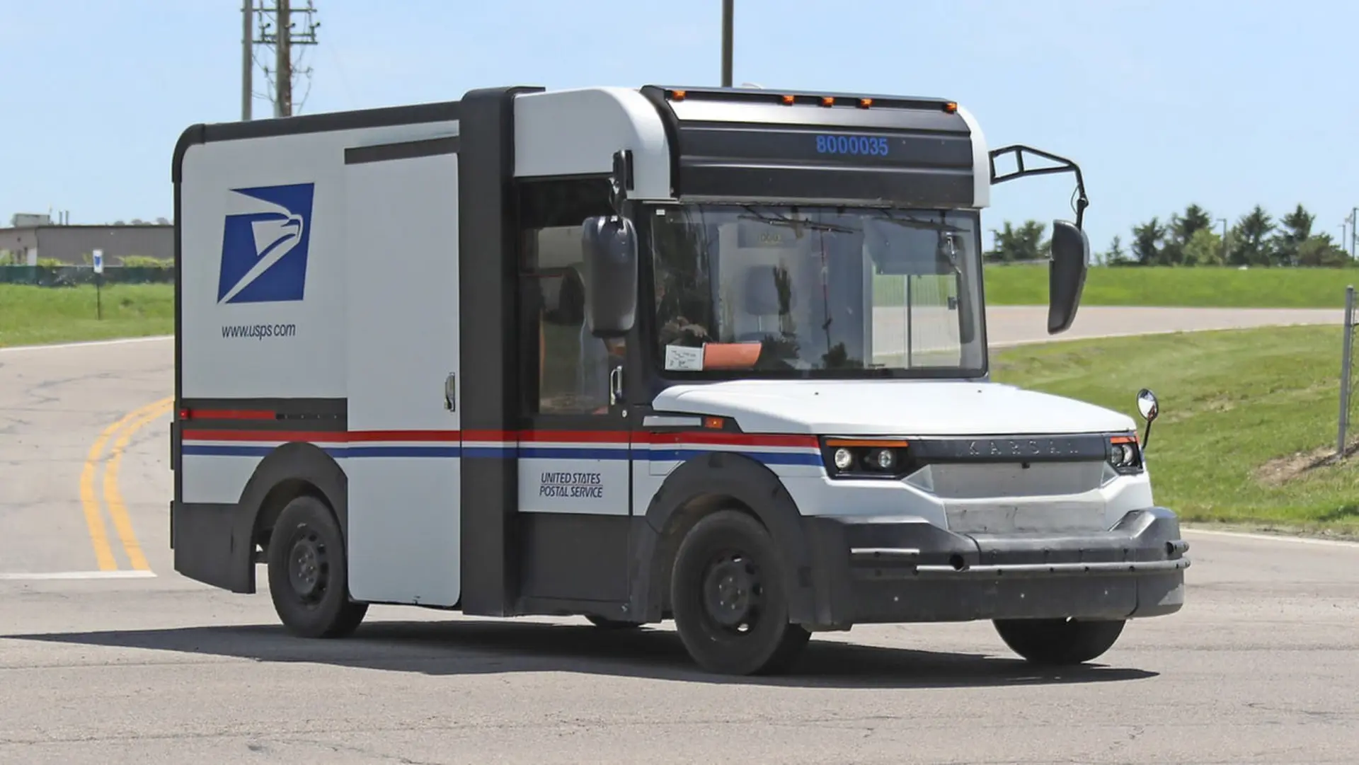 خودروی توزیع پست (USPS) در حال حرکت در جاده