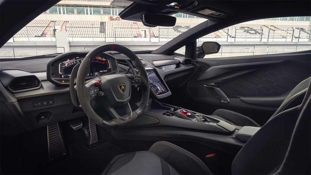 نبرد لامبورگینی، فراری و آستون‌مارتین V12