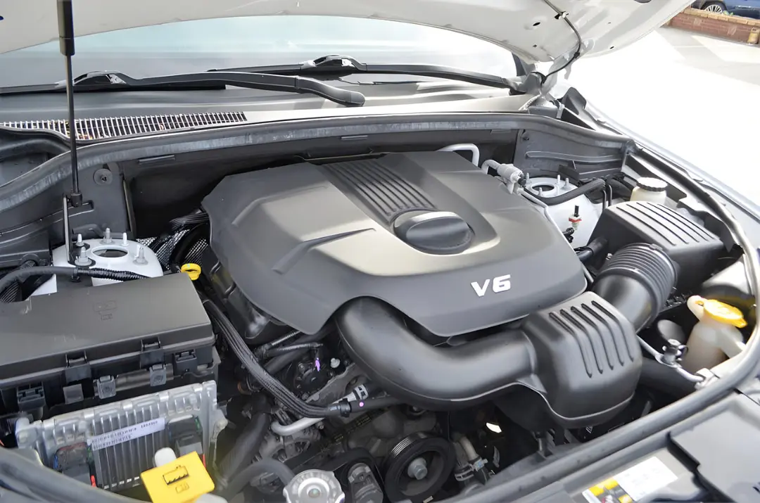 موتور V6 (V6 Engine) در محفظه موتور خودرو با پوشش پلاستیکی سیاه