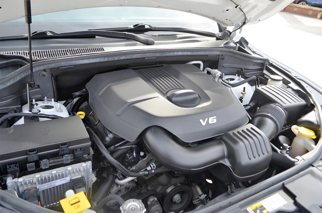 موتور V6 (V6 Engine) در محفظه موتور خودرو با پوشش پلاستیکی سیاه