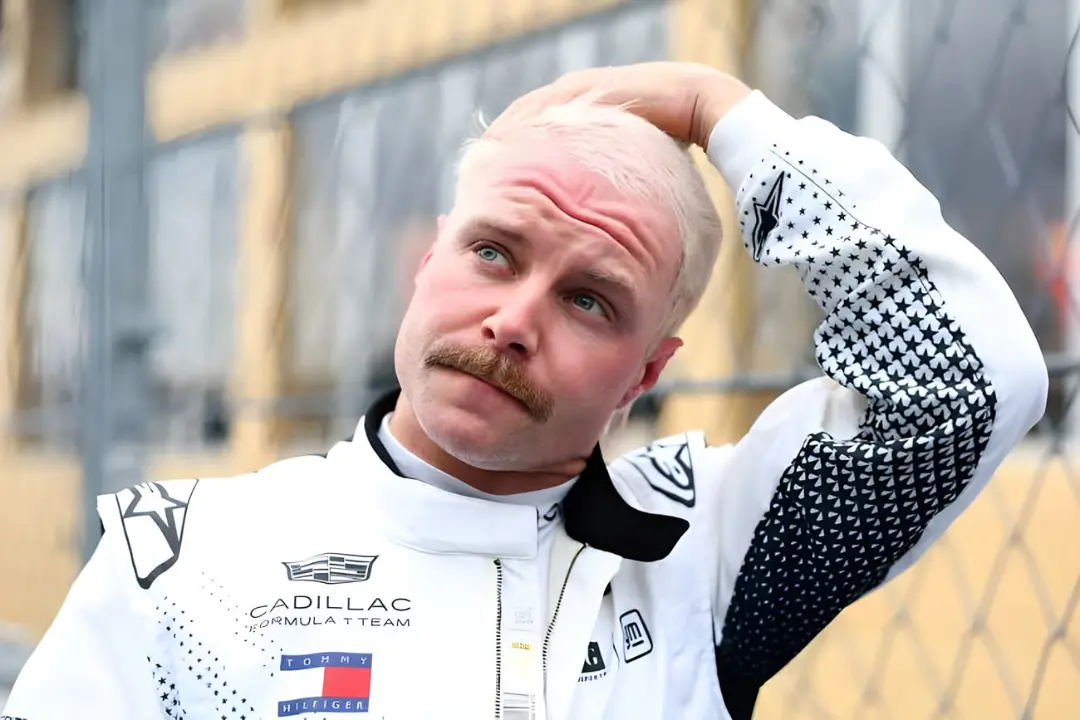 والتری بوتاس (Valtteri Bottas) با لباس تیم کادیلاک (Cadillac) در پیست مسابقه