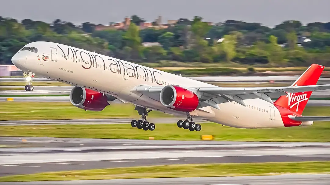 هواپیمای ایرباس (Airbus A350) شرکت ویرجین اتلانتیک در حال برخاستن از باند فرودگاه