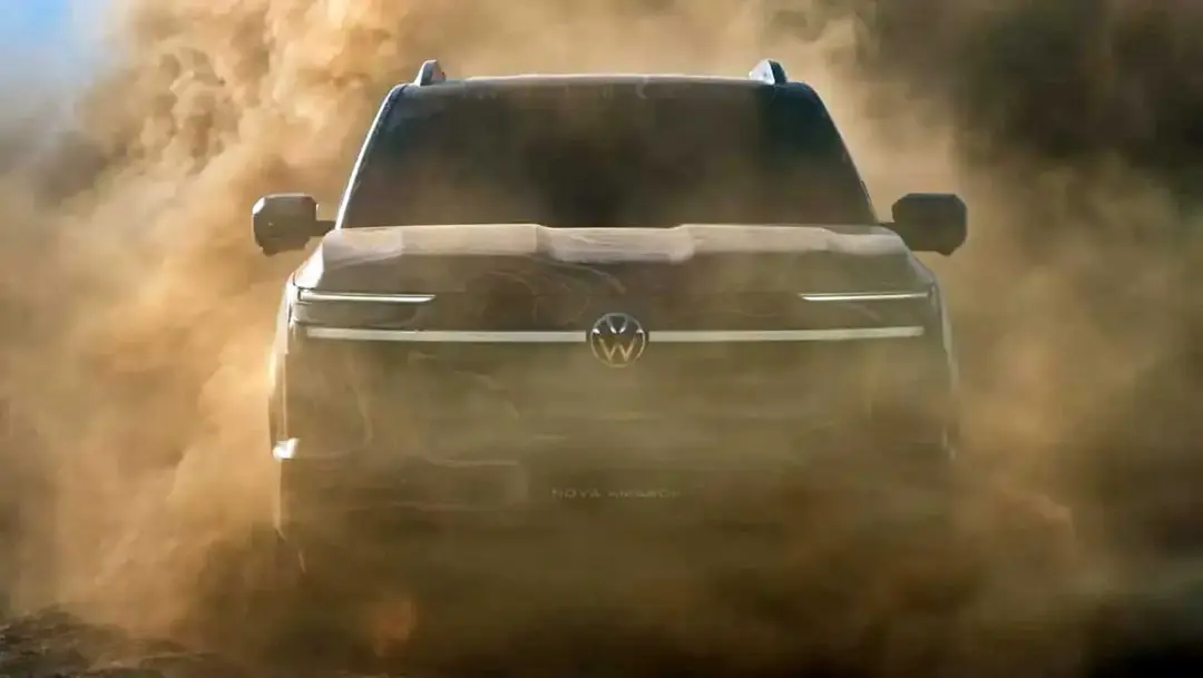 پیکاپ فولکس‌واگن آماروک (Volkswagen Amarok) در حال حرکت در میان گرد و غبار