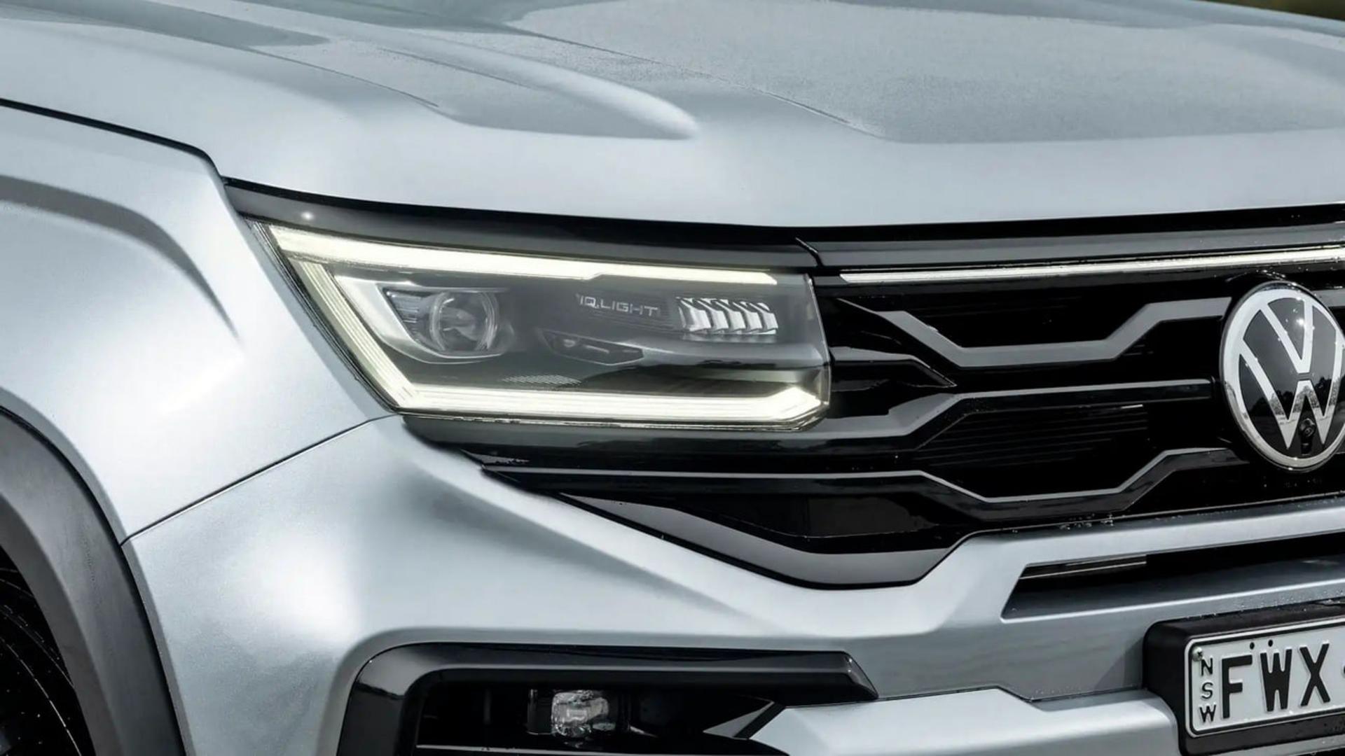 چراغ و جلوپنجره خودروی فولکس‌واگن آمانوک دبلیو۶۰۰ با نشان VW