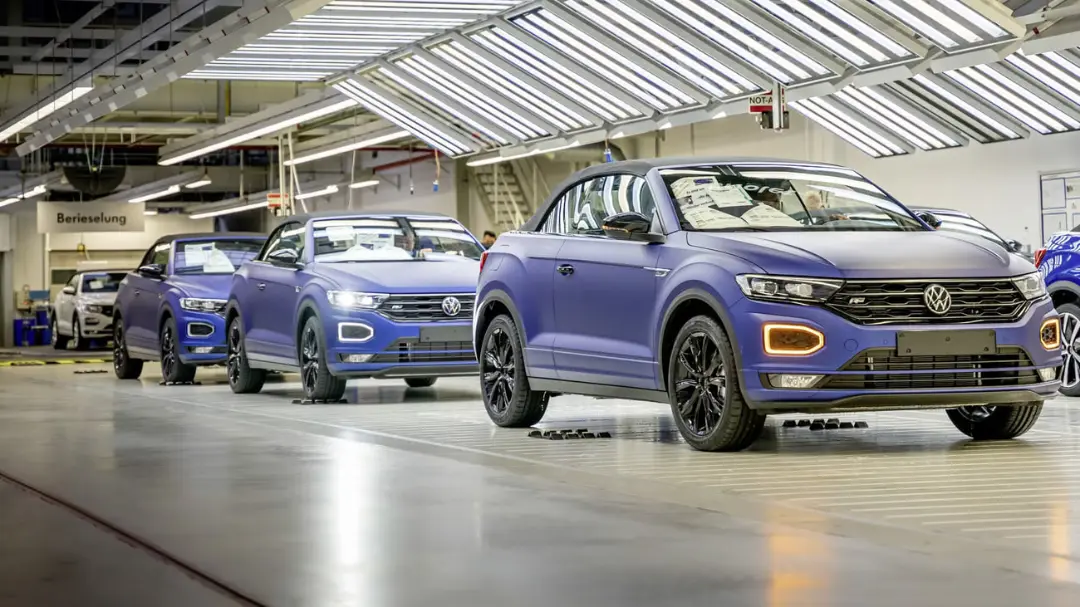 خودروهای آبی رنگ برند فولکس‌واگن (Volkswagen) در سالن تولید کارخانه