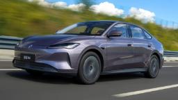 سدان برقی فولکس واگن (Volkswagen) در حال حرکت در جاده