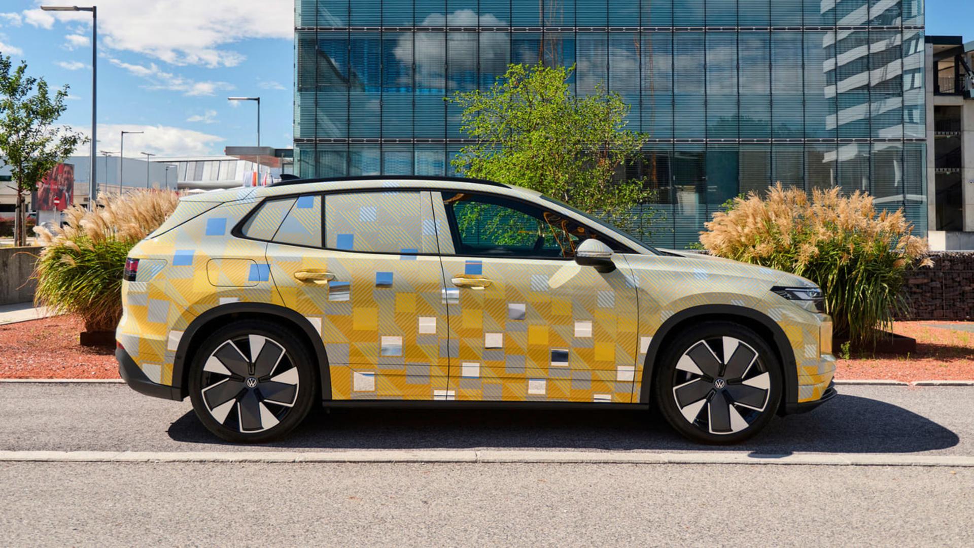 خودروی برقی فولکس‌واگن (Volkswagen) با پوشش محافظتی طرح‌دار و رنگ زرد